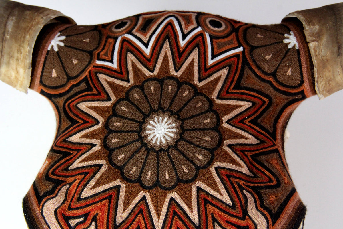 Cráneo de vaca Estambre Huichol - Maxa kuaxi