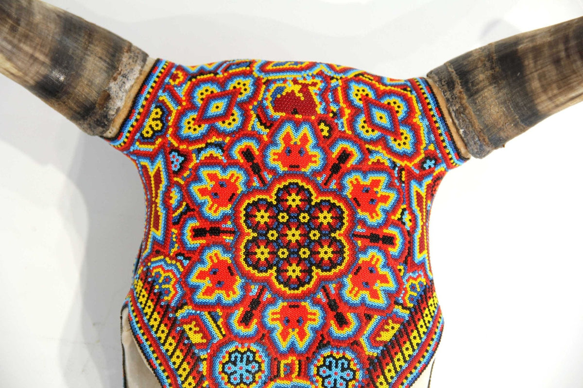 Cráneo de vaca Arte Huichol - Mayes en Hikuri - Arte Huichol - Marakame