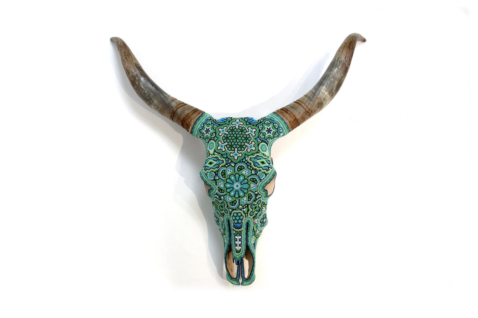 Cráneo de vaca Arte Huichol - Nierika miire III - Arte Huichol - Marakame