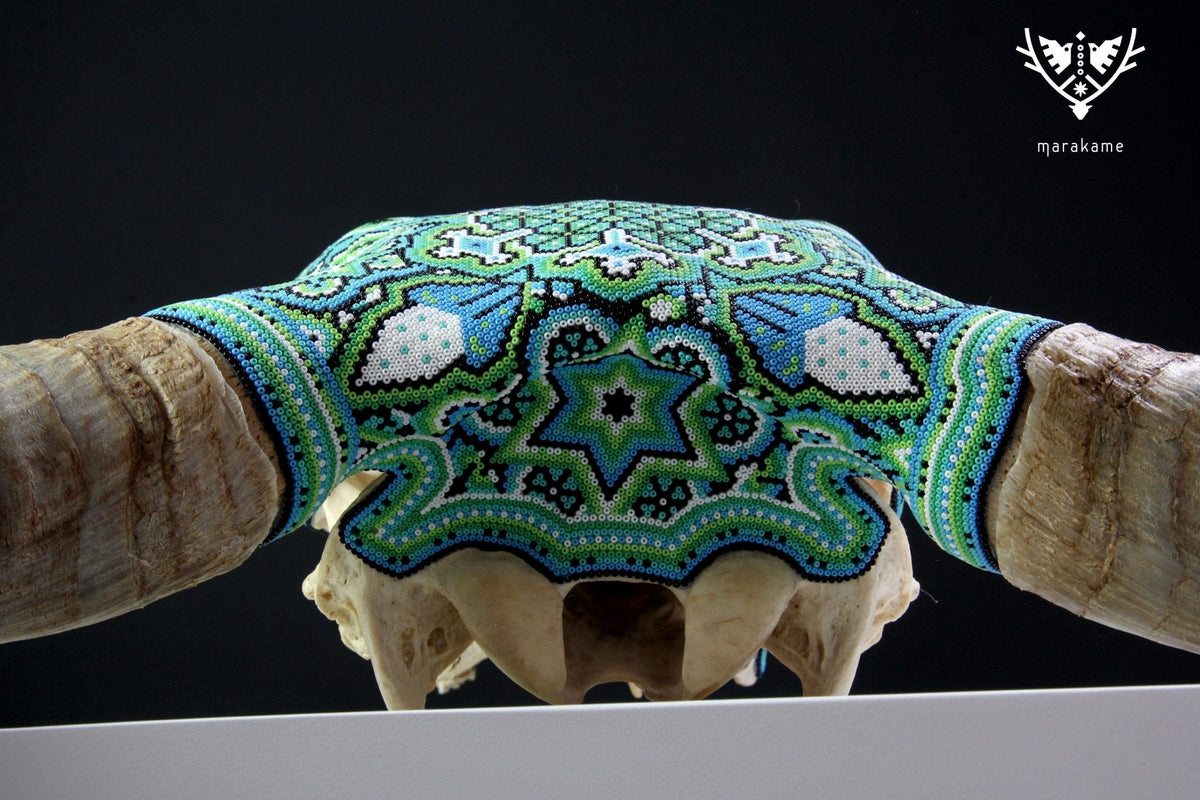 Cráneo de vaca Arte Huichol - Nierika miire III - Arte Huichol - Marakame