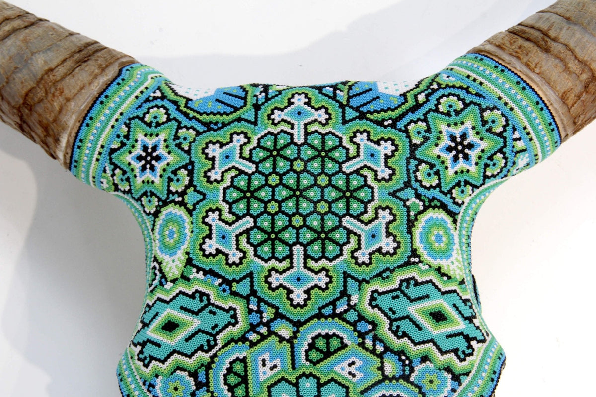 Cráneo de vaca Arte Huichol - Nierika miire III - Arte Huichol - Marakame