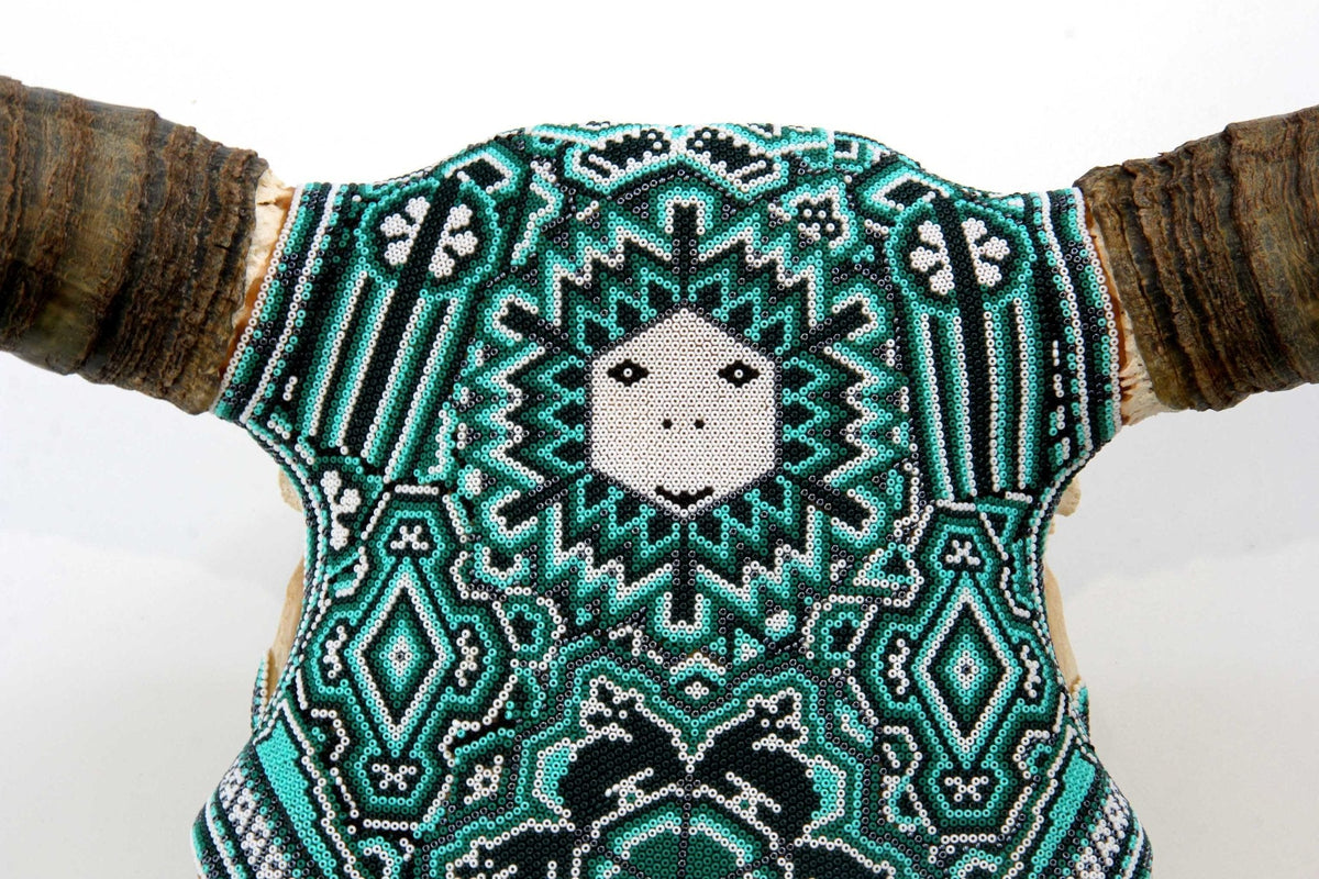 Cráneo de vaca Arte Huichol - Tawexiká en Wirikuta - Arte Huichol - Marakame