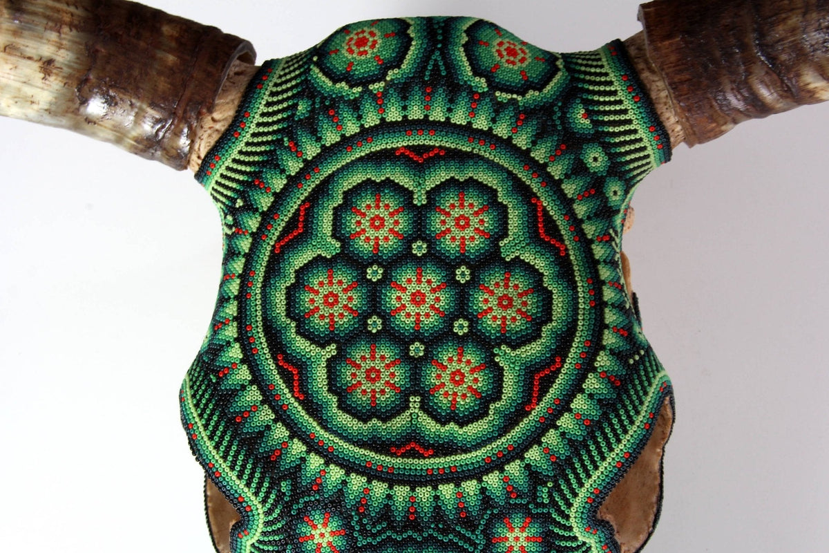 Cráneo de vaca Arte Huichol - Tuutú II - Arte Huichol - Marakame